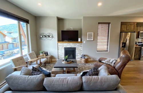 Sun Peaks House | 🌟Luxury Echo Landing🌟 Ski-in/Ski-Out 3 Bdrm Townhome with Hot Tub