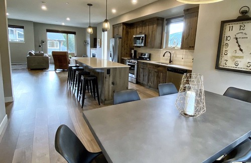 Sun Peaks House | 🌟Luxury Echo Landing🌟 Ski-in/Ski-Out 3 Bdrm Townhome with Hot Tub