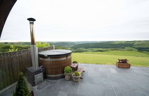 Glandyfi Cabin | Luxury Ensuite Wooden Glamping Cabin With Hot Tub
