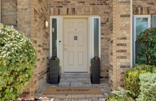 Flower Mound House | Luxury Escape Home with pool/spa/game room