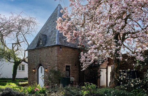 Lea Cottage | luxury fairytale cottage perfect for couplesnn