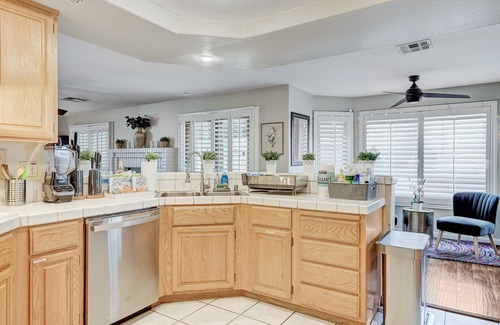 Spring Valley House | Luxury Family Friendly 6 bedroom Villa with Heated Pool and Jacuzzi