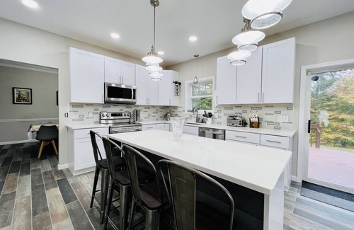 Tobyhanna House | Luxury family friendly gateway. Golf, Lake, Pool