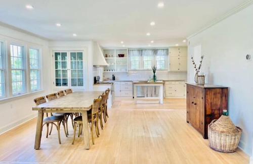 Niagara-on-the-Lake House | Luxury Farmhouse in Niagara-On-The-Lake: Waterfront & Vineyard Views
