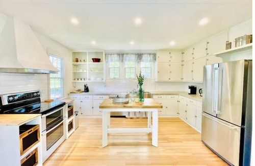 Niagara-on-the-Lake House | Luxury Farmhouse in Niagara-On-The-Lake: Waterfront & Vineyard Views