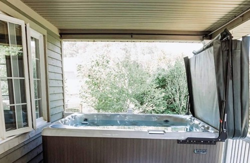 Waterford Other | Luxury Farmhouse with Hot Tub on Vineyard
