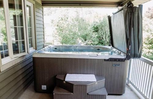 Waterford House | Luxury Farmhouse with Hot Tub on Vineyard