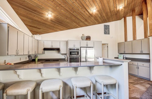 Flagstaff House | Luxury Flagstaff Grand Canyon house Golf view, A/C 3 bed,3bath QUIET Top Rated.