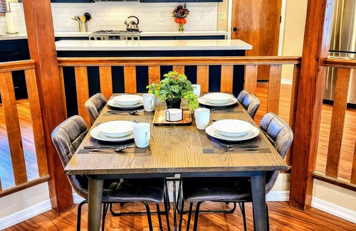 Flagstaff Cabin | Luxury forest 5 bedroom cabin w/fireplace & hot tub 5 mins to downtown Flagstaff