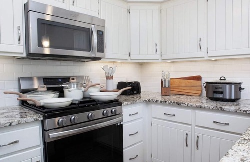 Weatogue Condo | Luxury, fully furnished, dog friendly townhouse with attached garage.