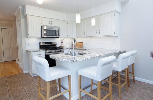 Weatogue Condo | Luxury, fully furnished, dog friendly townhouse with attached garage.