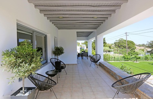 Perdiki Villa | Luxury, functionality and modern aesthetics in the Cycladic landscape