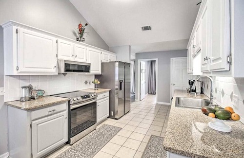Hinesville House | LUXURY GETAWAY, 4 BR, 2.5 BATH, NEAR FT. STEWART