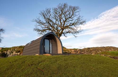 Underbarrow Ski Chalet | Luxury Glamping Pod with underfloor heating, on a working farm (Dog-friendly)