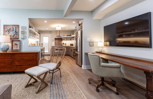 Historic District Apartment | Luxury Gourmet Kitchen with Backyard and Parking at 1st floor Eastport Apartment