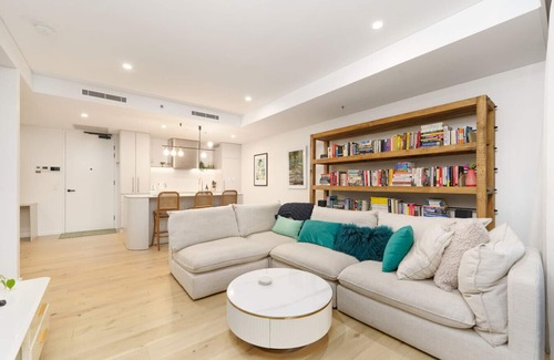 Griffith Apartment | Luxury Griffith Retreat steps from Iconic Manuka