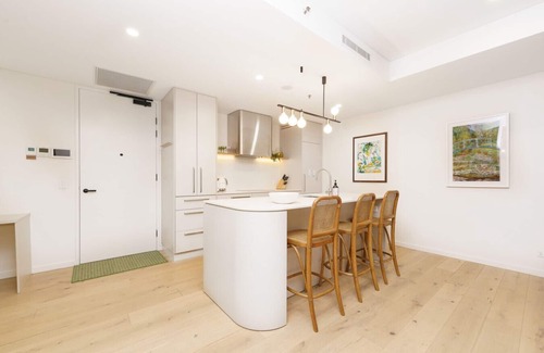 Griffith Apartment | Luxury Griffith Retreat steps from Iconic Manuka