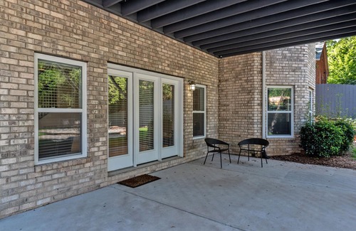 Myers Park Apartment | Luxury Guest Apt next to Uptown, Fine Dining, Greenway and Parks