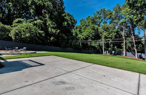 Myers Park Apartment | Luxury Guest Apt next to Uptown, Fine Dining, Greenway and Parks