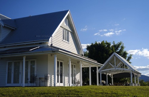 Moreton Bay Region House | Luxury Hamptons Style Country House on 40 Picturesque Acres | Free Netflix