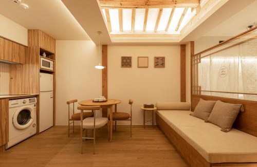 Seochon Villa | Luxury Hanok Mirror Courtyard