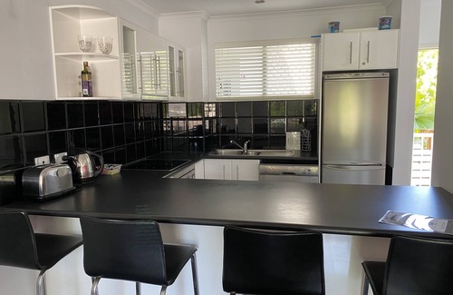 Palm Cove Apartment | Luxury Haven, Pool, Internet, HDTV, Gym