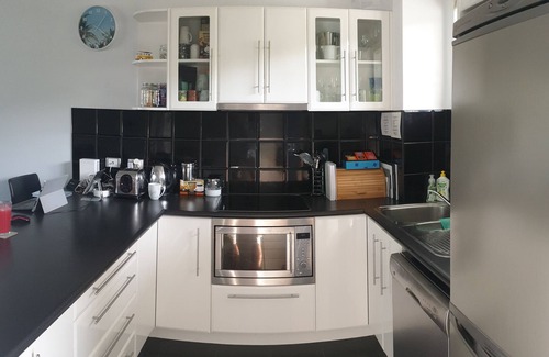 Palm Cove Apartment | Luxury Haven, Pool, Internet, HDTV, Gym