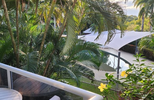 Palm Cove Apartment | Luxury Haven, Pool, Internet, HDTV, Gym