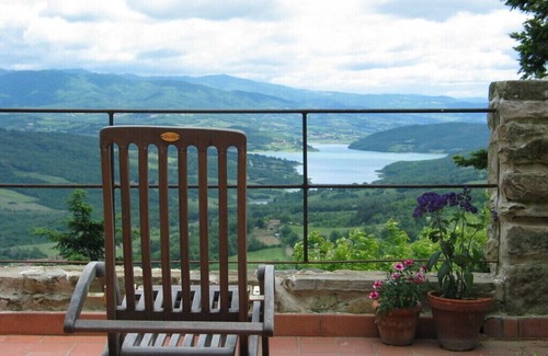 Caprese Michelangelo Villa | Luxury Historic Tuscan Farmhouse with swimming pool overlooking the Tiber Valley
