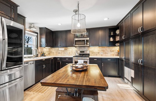 Greentown House | Luxury historic stay 15m from most Canton & Akron events
