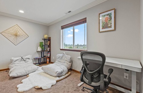 Thorpe Westwood House | Luxury Home 10mins to Downtown: Gameroom, Sauna, Firepit, EV charger