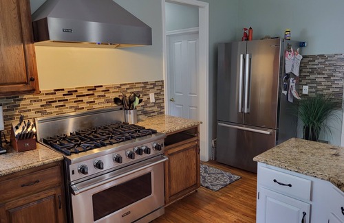 Westlake House | Luxury Home, Chef's Kitchen, Quiet Street! 15 min to Airport/Dwntown, 5 to Beach