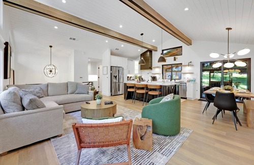 Friendly House | Luxury home for the whole family: Game room, sauna, covered patio and huge yard.