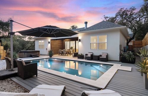 Lakeland Park House | Luxury Home - Heated Pool, Jacuzzi, SUPs, Golf Cart. 2 Blocks from Lake Austin.