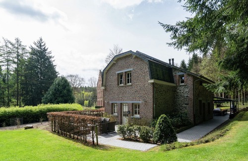 Gedinne House | Luxury home in Gedinne with bubble bath and sauna