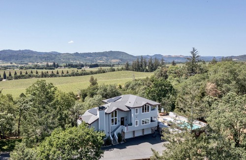 Geyserville House | Luxury Home in Healdsburg with a Private Pool plus complimentary wine tastings.