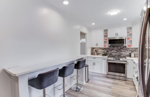Dunn Loring House | Luxury Home in Heart of Vienna w/ huge backyard