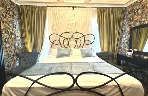 Chugureti Apartment | Luxury Home in Old Tbilisi with Terrace