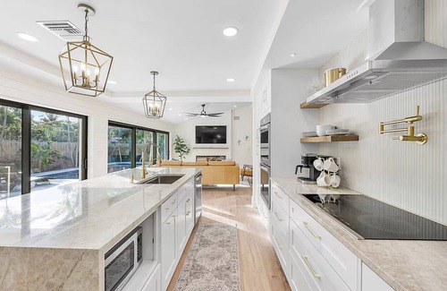 Lighthouse Point House | Luxury Home In Island of Lighthouse Point With Heated Pool & Park Accross