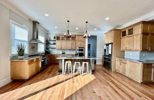 Otterbien Home Villa | Luxury Home Incredible master suite Liberty Twp OH