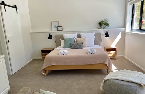 Kyneton House | Luxury Home on 7 Stunning Acres with Tennis Court and Glamping