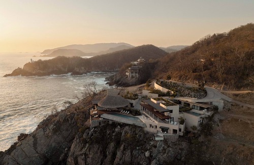Zihuatanejo Villa | Luxury home on the cliffs of Zihuatanejo. Catering, gym, sauna, barbecue.