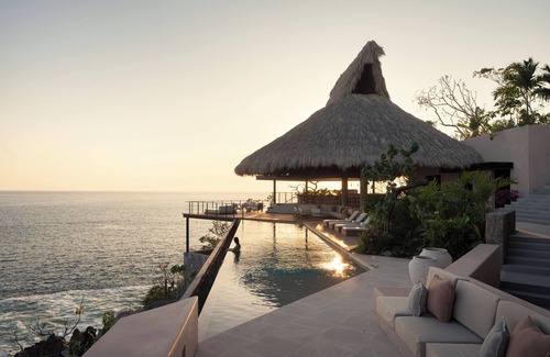 Zihuatanejo Villa | Luxury home on the cliffs of Zihuatanejo. Catering, gym, sauna, barbecue.