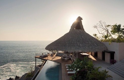 Zihuatanejo Villa | Luxury home on the cliffs of Zihuatanejo. Catering, gym, sauna, barbecue.