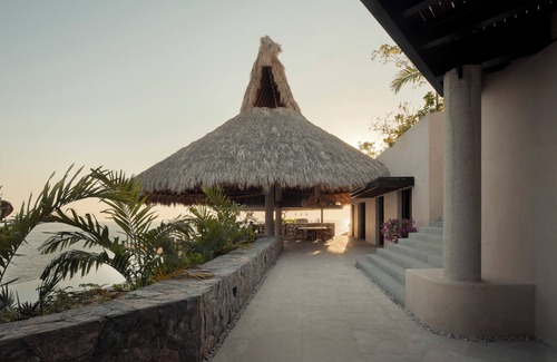 Zihuatanejo Villa | Luxury home on the cliffs of Zihuatanejo. Catering, gym, sauna, barbecue.
