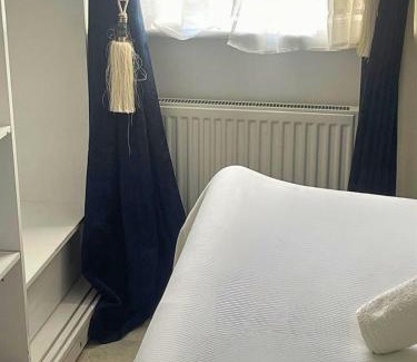 Cusop House | Luxury Home -Private Rooms- 3 mins from Alexandra Hospital, Redditch