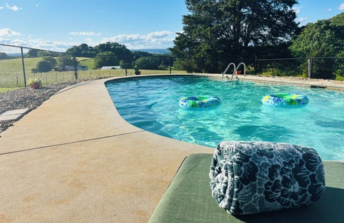Hamblen County House | Luxury Home w/private Pool, Mt Views, 85” Roku Movie Room, Arcade, & King Bed!