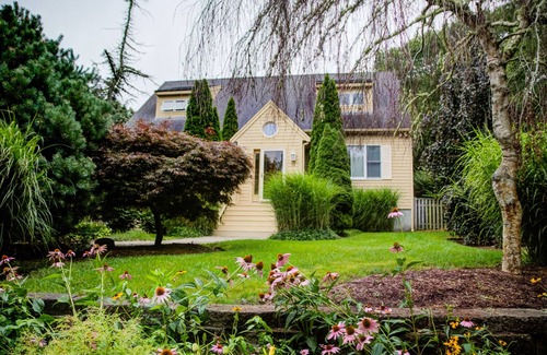 West Hyannisport House | Luxury house 0.25 mi from Craigville Beach! Close to Iconic Hyannis!
