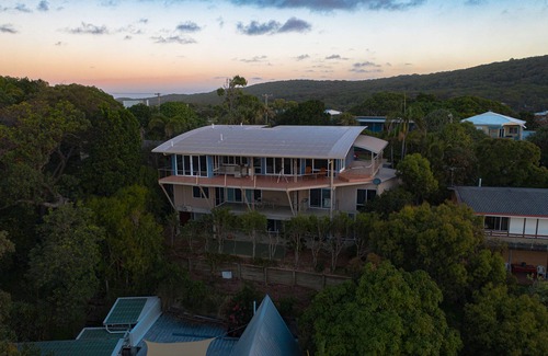 Point Lookout House | Luxury house, extensive beach + ocean views, minutes to flags on Cylinder Beach