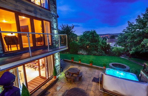 Holmfirth House | Luxury House & Family Retreat Sleeps 12 with Private Hot Tub